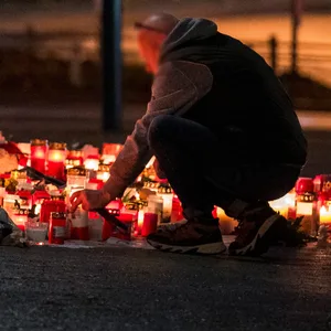 Zahlreiche Kerzen und Kuscheltiere erinnern am Freitagmorgen im Park Schöntal an die Opfer der tödlichen Messerattacke.