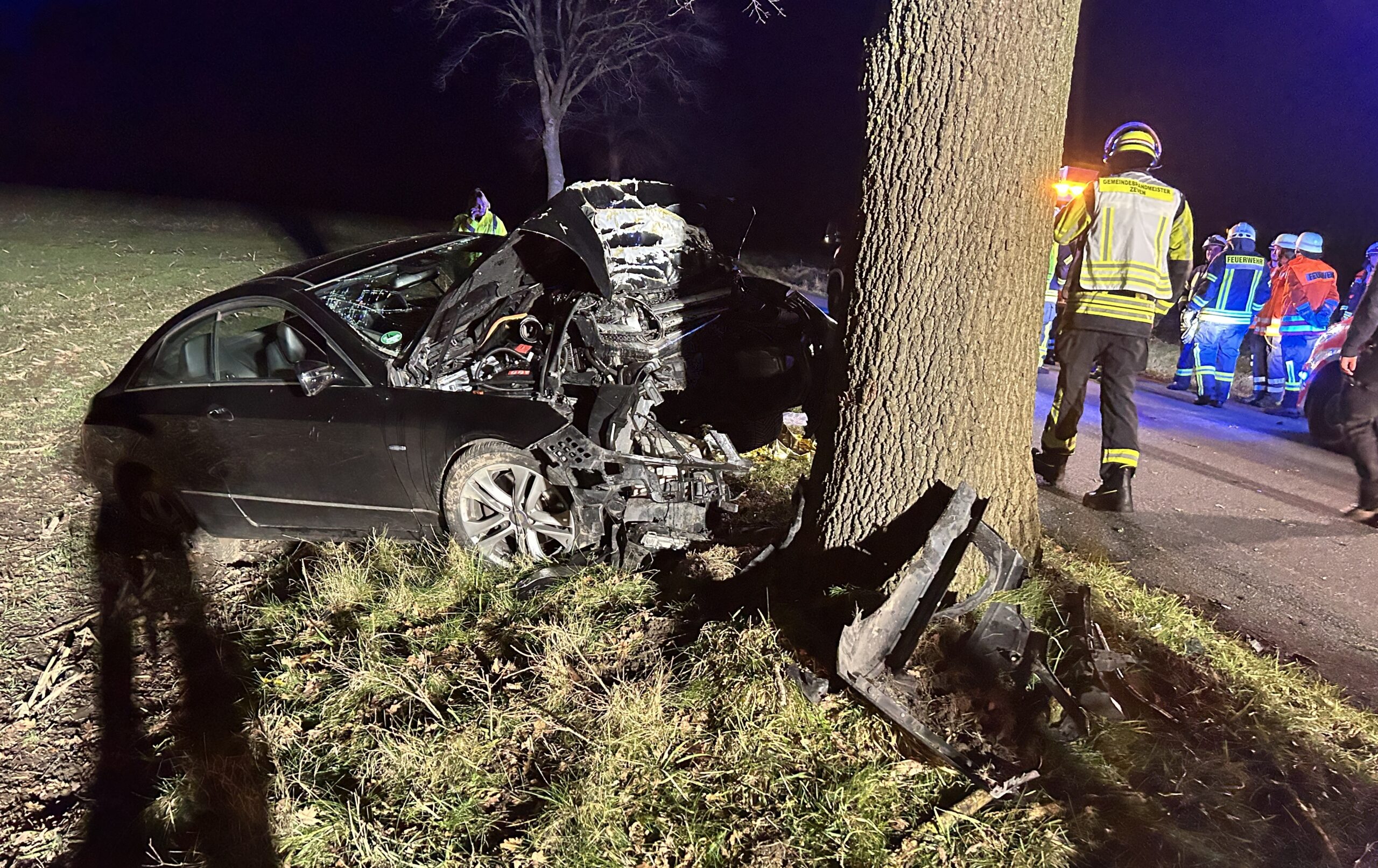 Mercedes kracht in Badestedt frontal gegen Baum – Fahrer (26) schwer verletzt