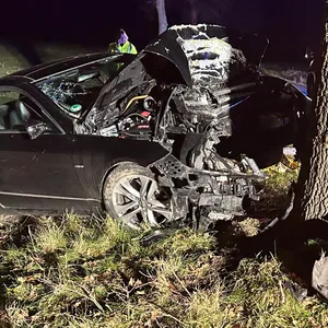 Mercedes kracht in Badestedt frontal gegen Baum – Fahrer (26) schwer verletzt