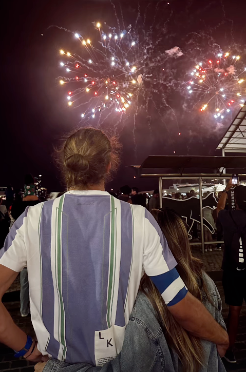 Alexander Zverev und Sophia Thomalla schauen sich in Perth das Silvester-Feuerwerk an