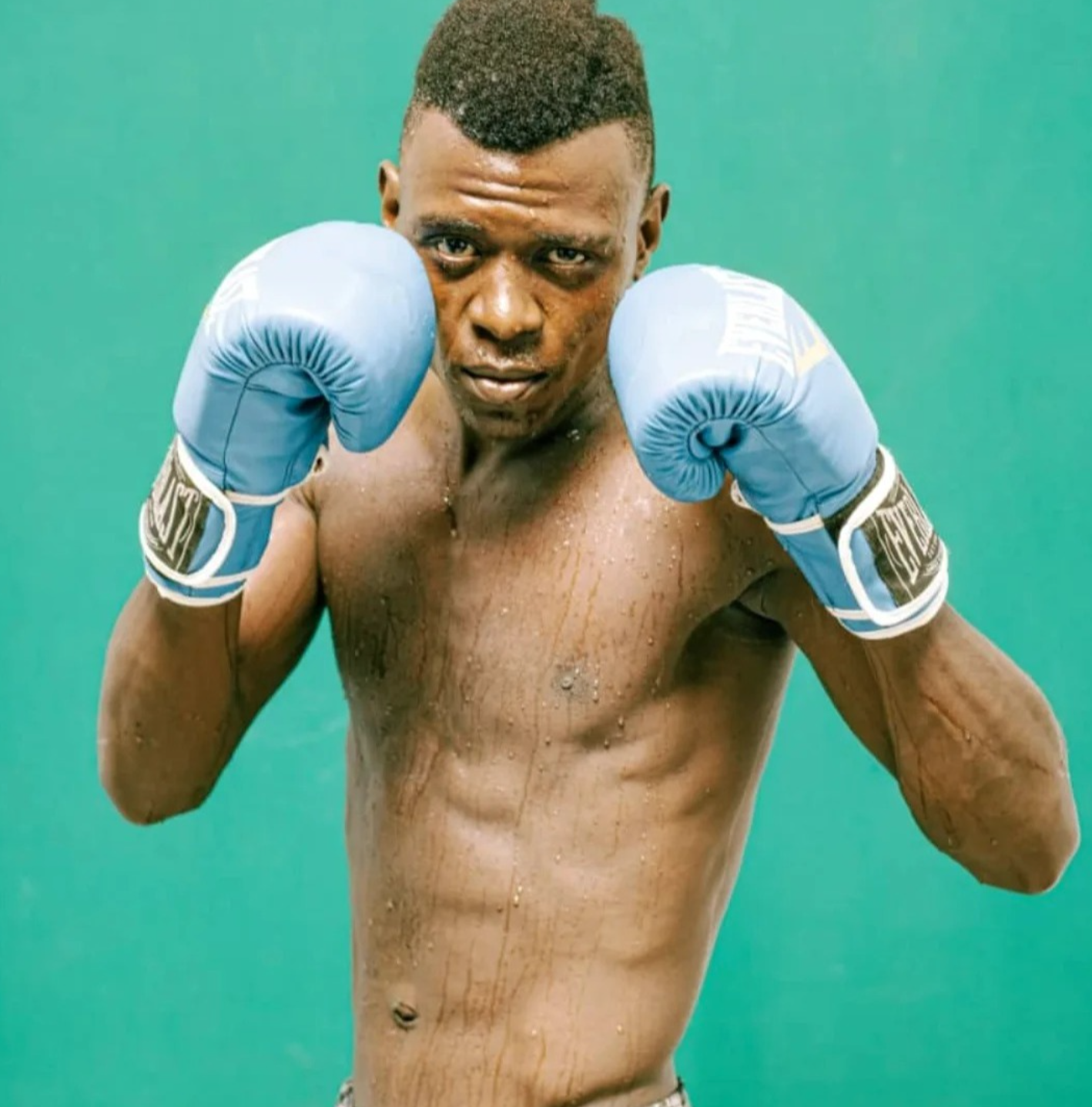 Hassan Mgaya mit Boxhandschuhen