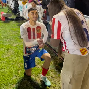 Israel Garcia macht seiner Freundin am Spielfeldrand einen Heiratsantrag