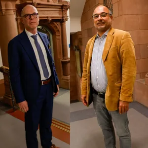 Die Anwälte Joachim Lauenburg (l.) und Oktay Çağlar (M.) haben sich bei Gericht stark angegangen. Angeklagt war Pascal K., der sich als Schutz vor den Kameras ein Klemmbrett vors Gesicht hält.
