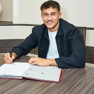 Tom Bischof unterschreibt seinen Vertrag beim FC Bayern.