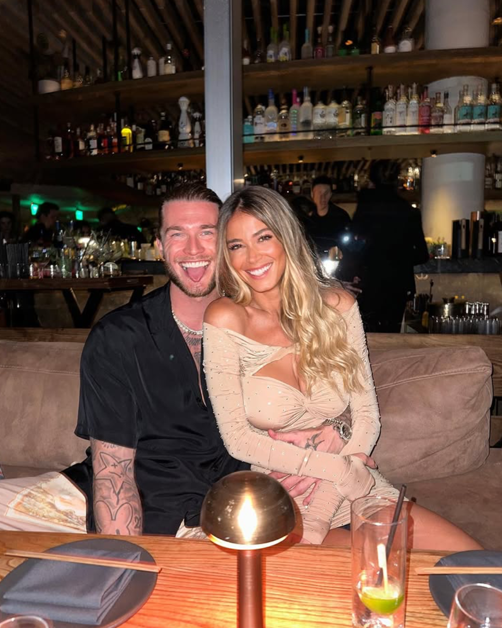 Loris Karius und Diletta Leotta sitzen in einem Restaurant