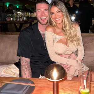 Loris Karius und Diletta Leotta sitzen in einem Restaurant