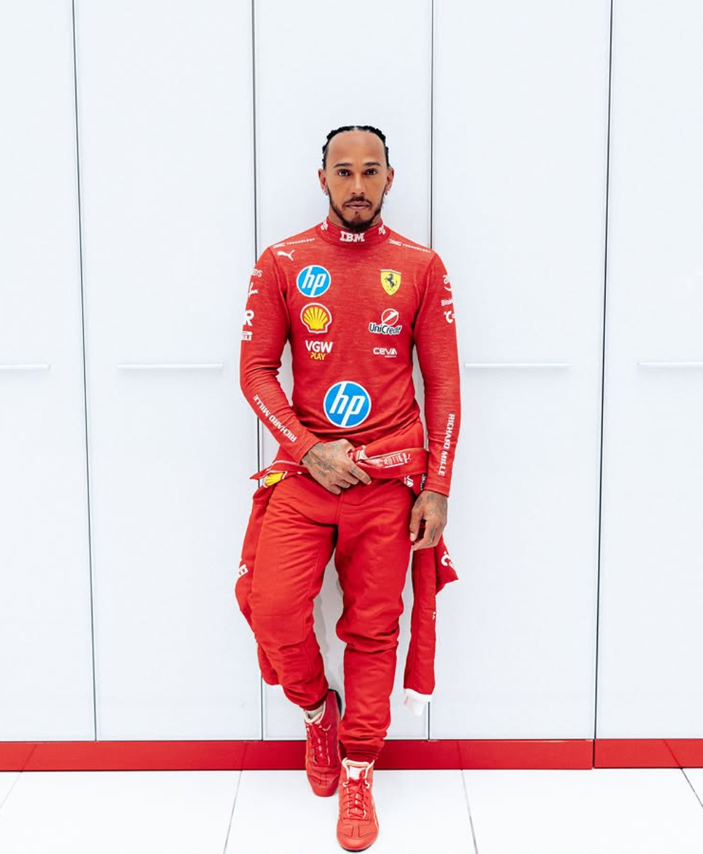 Lewis Hamilton posiert erstmals im Rennfahreranzug von Ferrari