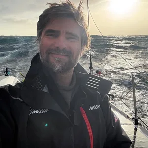 Boris Herrmann lächelt auf seinem Boot