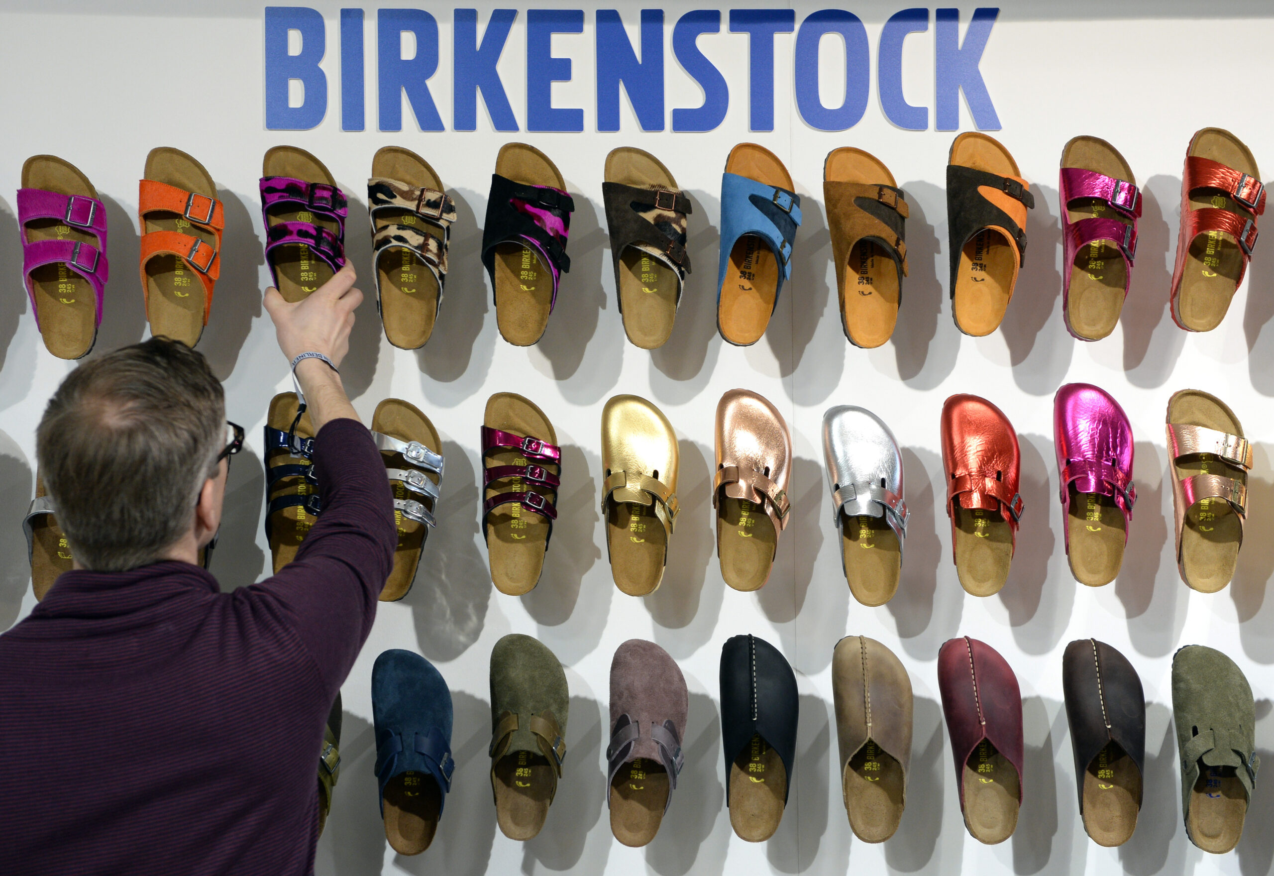 Birkenschuh-Modelle an der Wand