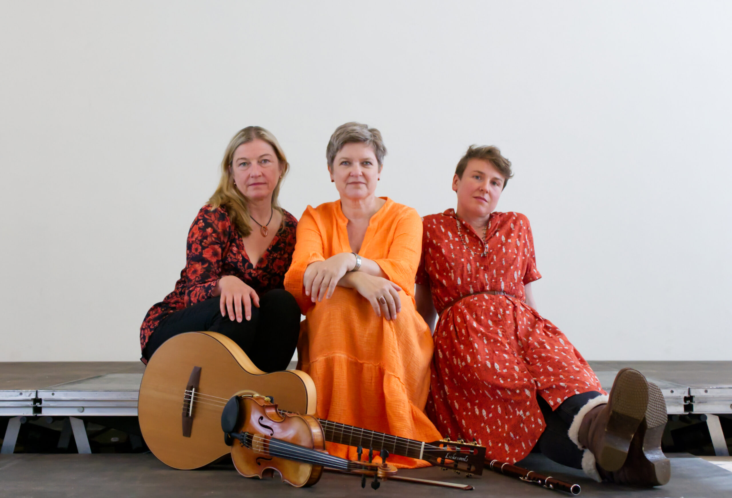 Hilke Billerbeck, Ulli Buth und Clara Doose-Grünefeld, vor ihnen liegt eine Gitarre