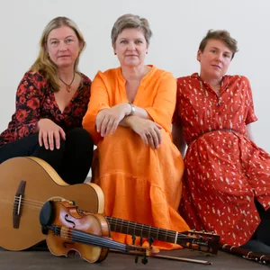 Hilke Billerbeck, Ulli Buth und Clara Doose-Grünefeld, vor ihnen liegt eine Gitarre