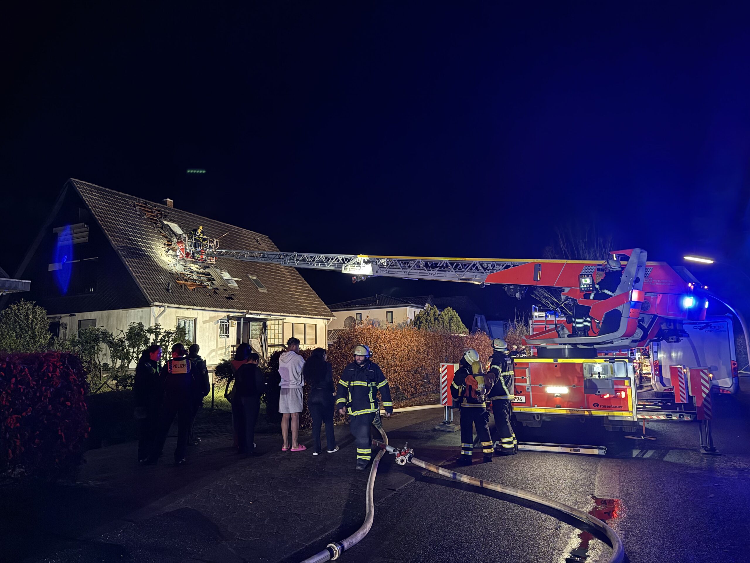 Drehleiter der Feuerwehr vor dem Einfamilienhaus in Hamburg-Poppenbüttel.