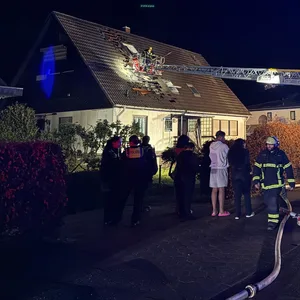 Drehleiter der Feuerwehr vor dem Einfamilienhaus in Hamburg-Poppenbüttel.