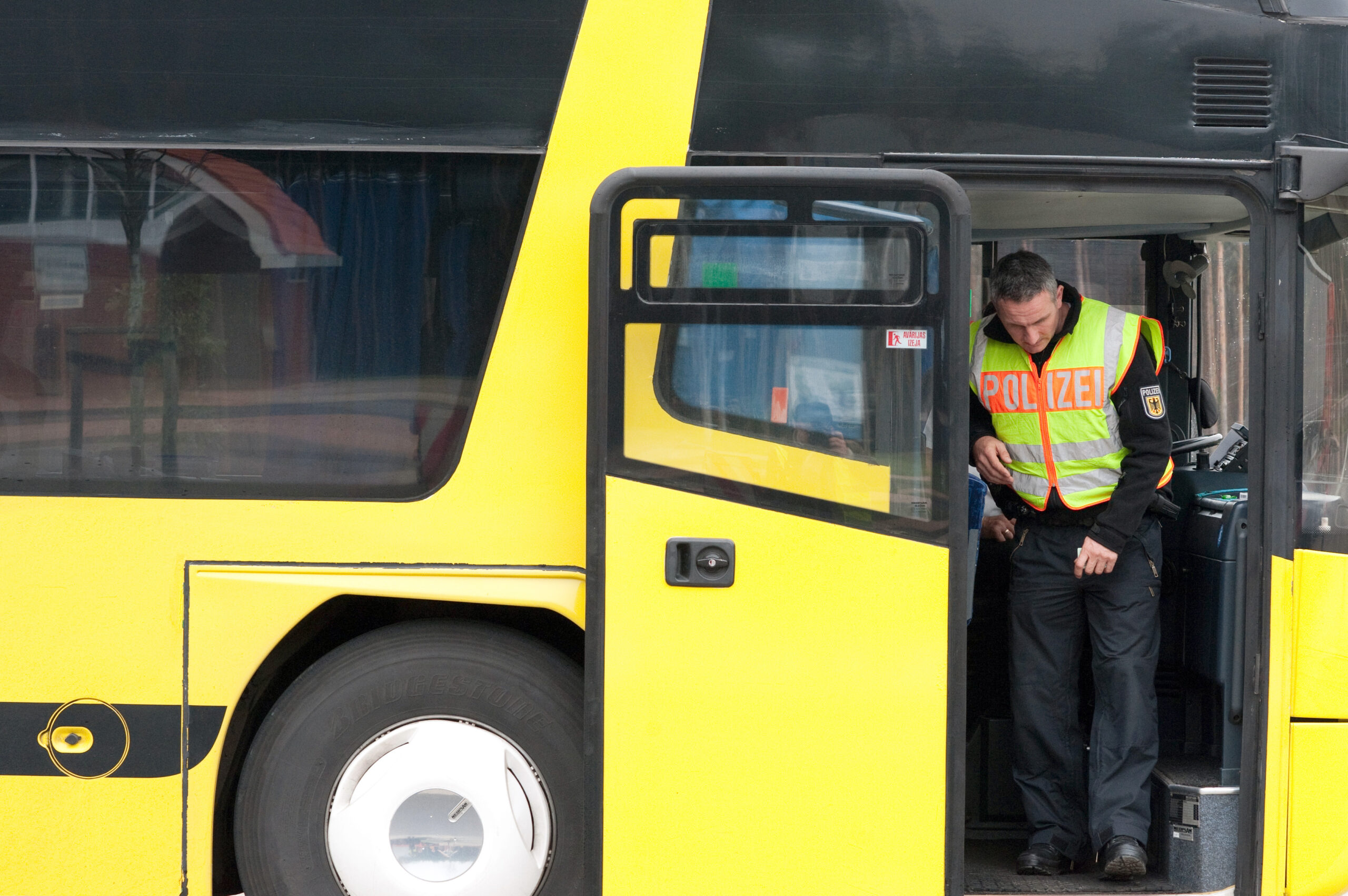 Ein Bundespolizist kontrolliert auf der A12 nahe der polnischen Grenze einen Reisebus (Symbolbild).