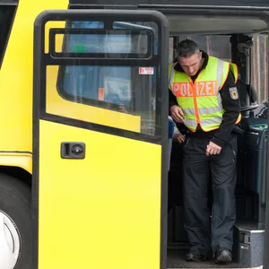 Ein Bundespolizist kontrolliert auf der A12 nahe der polnischen Grenze einen Reisebus (Symbolbild).