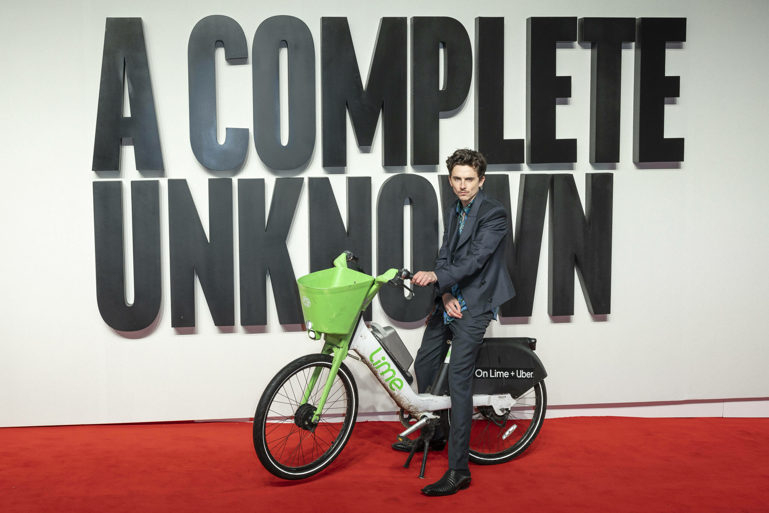 Mit dem E-Bike auf den roten Teppich: Timothée Chalamet bei der Premiere von „A Complete Unknown“ in London.