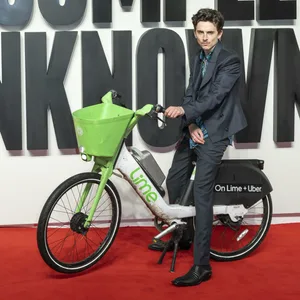 Mit dem E-Bike auf den roten Teppich: Timothée Chalamet bei der Premiere von „A Complete Unknown“ in London.