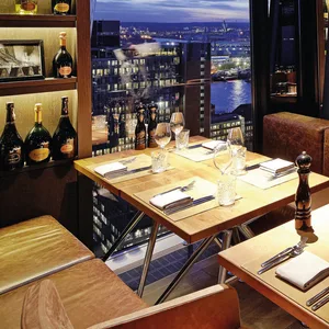 Vor dem Umbau: Das „Clouds“ in den „Tanzenden Türmen“ bot den Gästen einen spektakulären Ausblick.