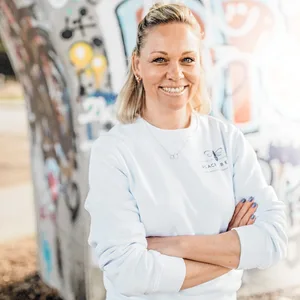 Dani Zastrow (42) macht jetzt in Bienen, ist selbstständige Unternehmerin.
