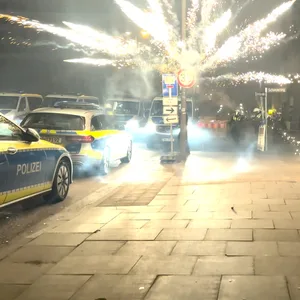 Der Polizei gelang es über Stunden hinweg nicht, die Lage in Steilshoop unter Kontrolle zu bringen: Auch Einsatzkräfte der Feuerwehr wurden attackiert.