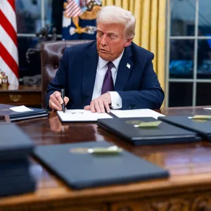 Donald Trump bei der Unterzeichnung von Dekreten.