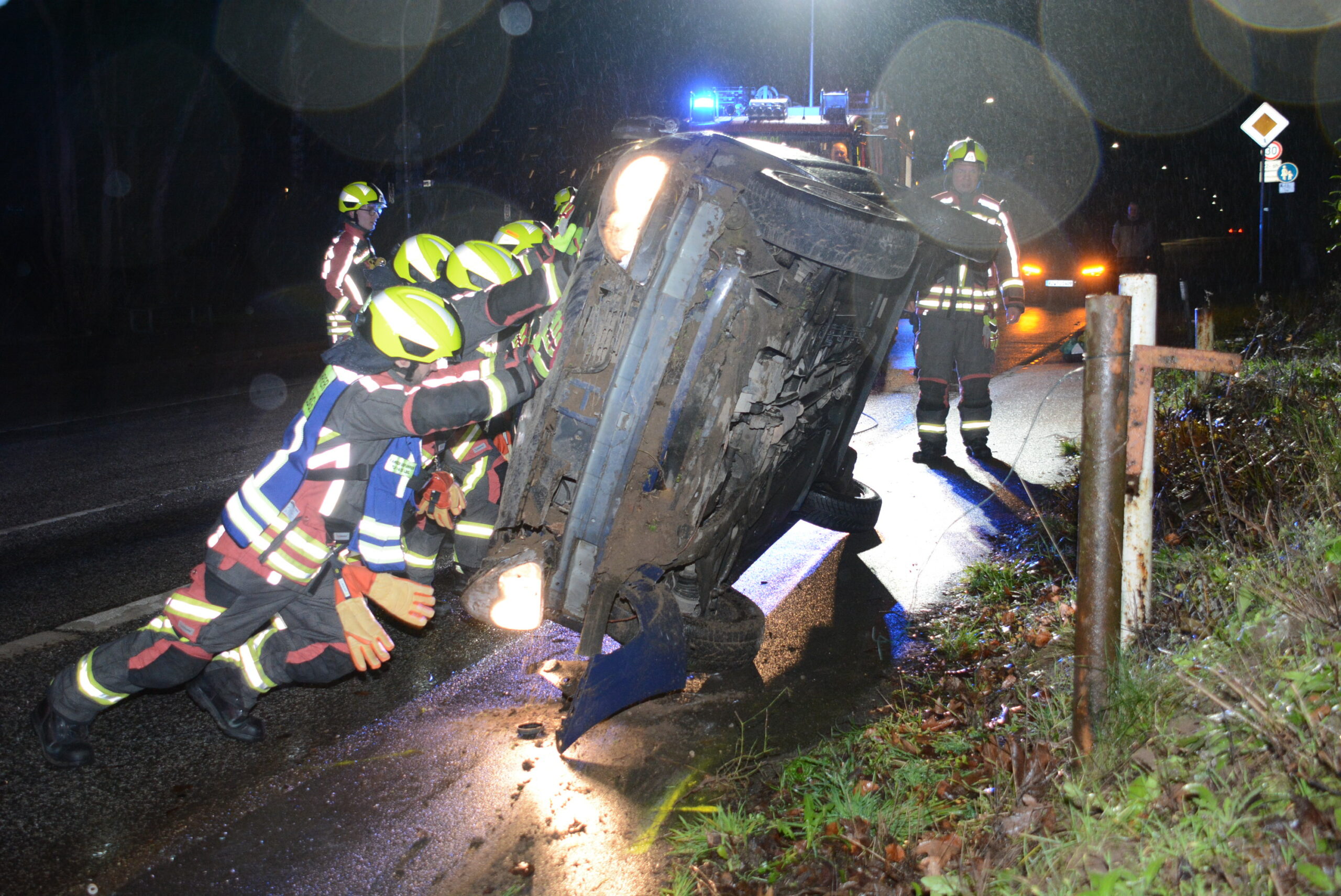 Mit vereinten Kräften kippten Feuerwehrleute den Clio wieder in die Horizontale.