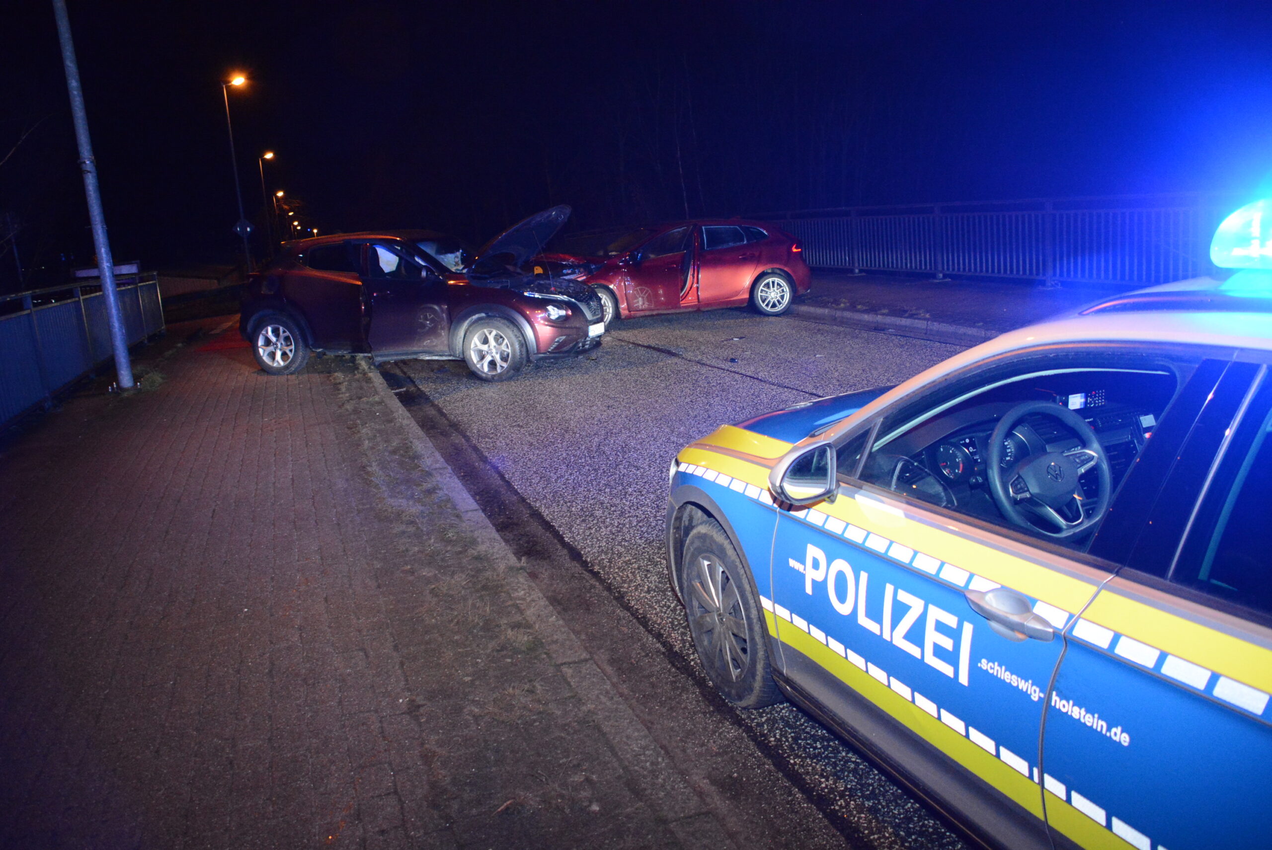 Die beiden Autos krachten auf der glatten Straße ineinander.