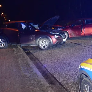 Die beiden Autos krachten auf der glatten Straße ineinander.