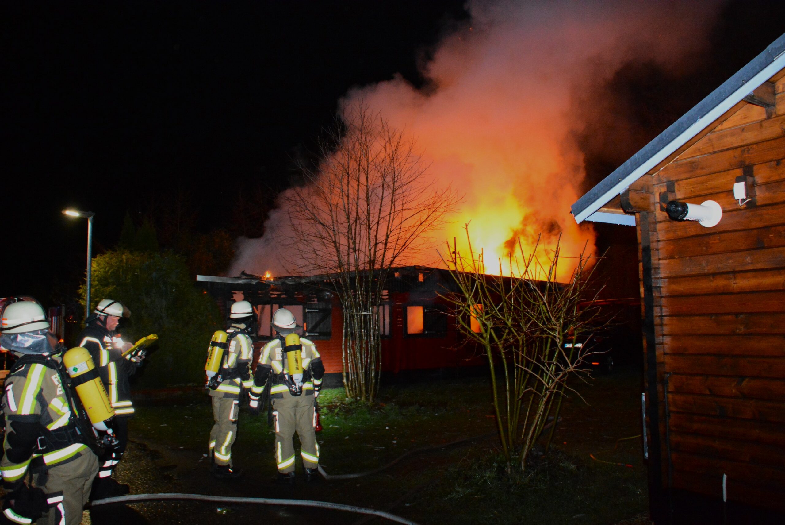 Beim Eintreffen der Einsatzkräfte stand die Laube bereits in Flammen.