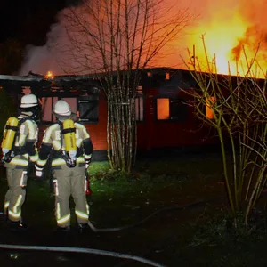 Beim Eintreffen der Einsatzkräfte stand die Laube bereits in Flammen.