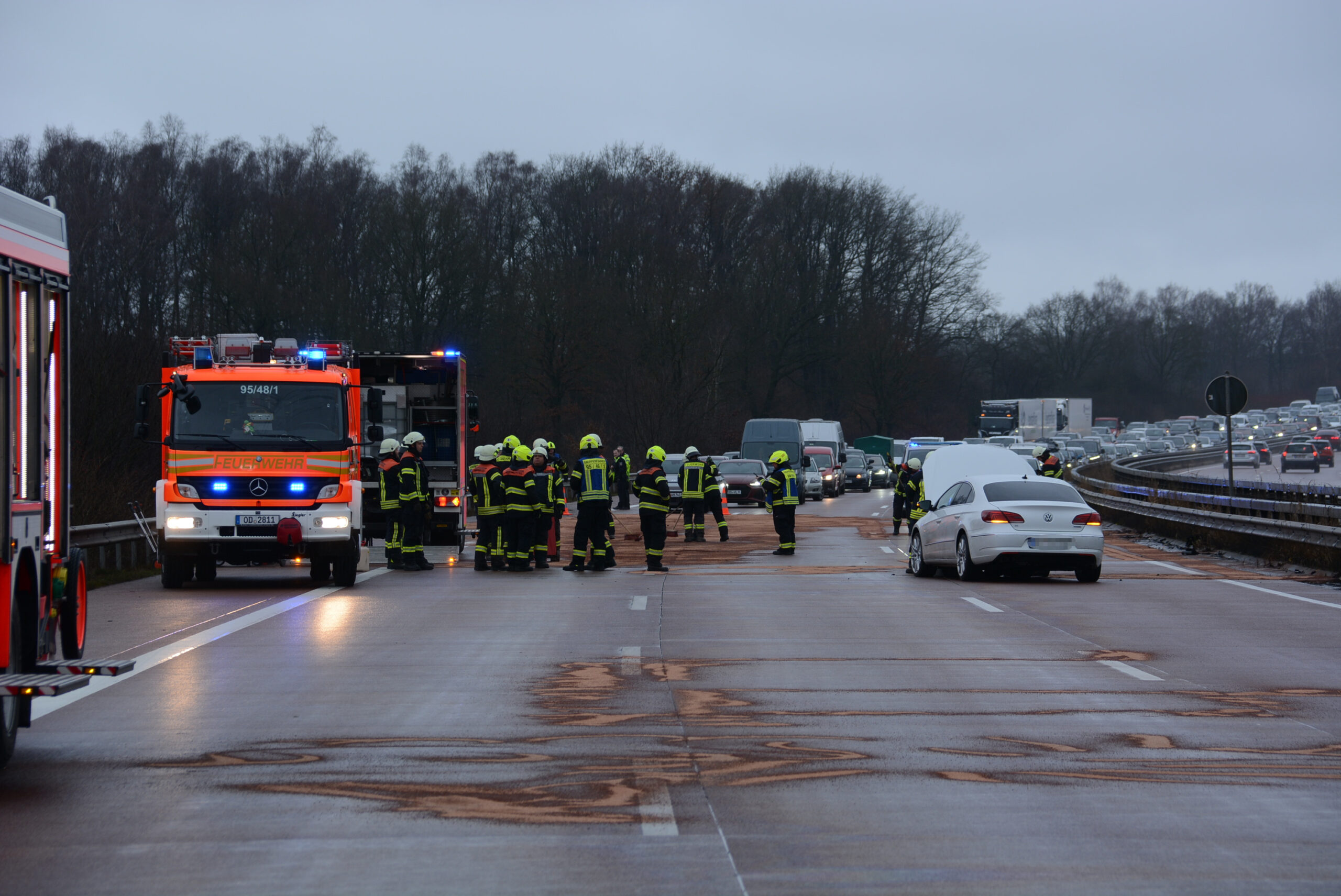 Die Feuerwehr nimmt Betriebsstoffe auf.