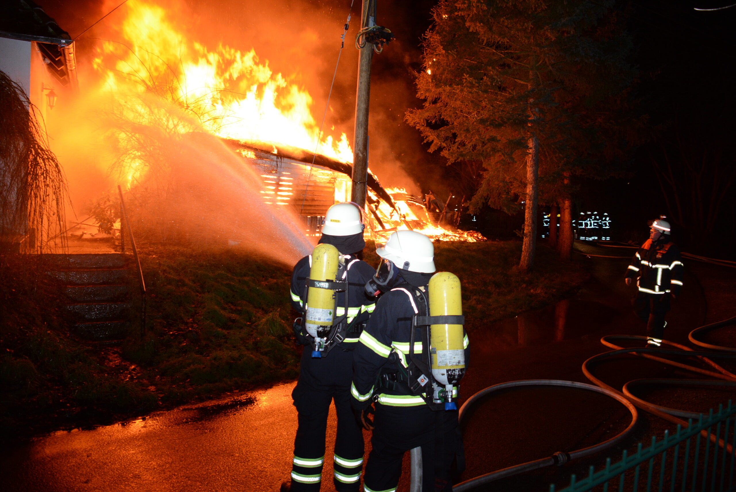 Der Schuppen am Overwerder Bogen in Hamburg-Kirchwerder brannte nieder. Die Kneipe „Hermann's Eck“ (l.) konnten die Feuerwehrleute retten.