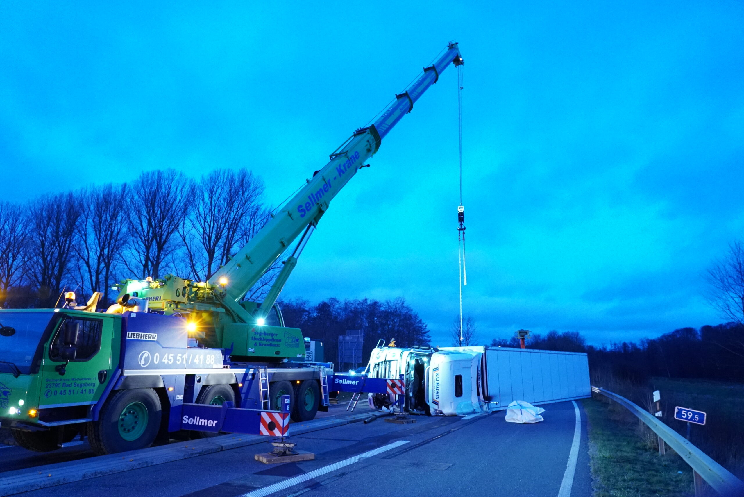 Der Lastwagen kippte auf der A21 um.