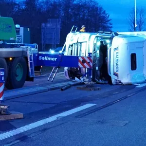 Der Lastwagen kippte auf der A21 um.