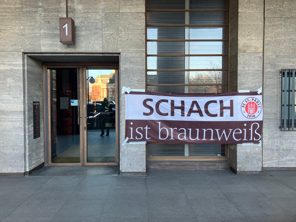 St. Pauli verziert den Eingang des Brahms-Kontors.