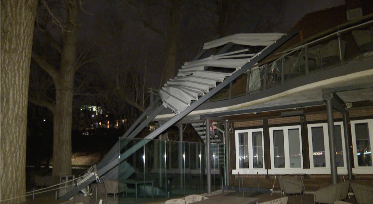 Der Sturm deckte das Dach eines Restaurants in in Nienstedten ab.