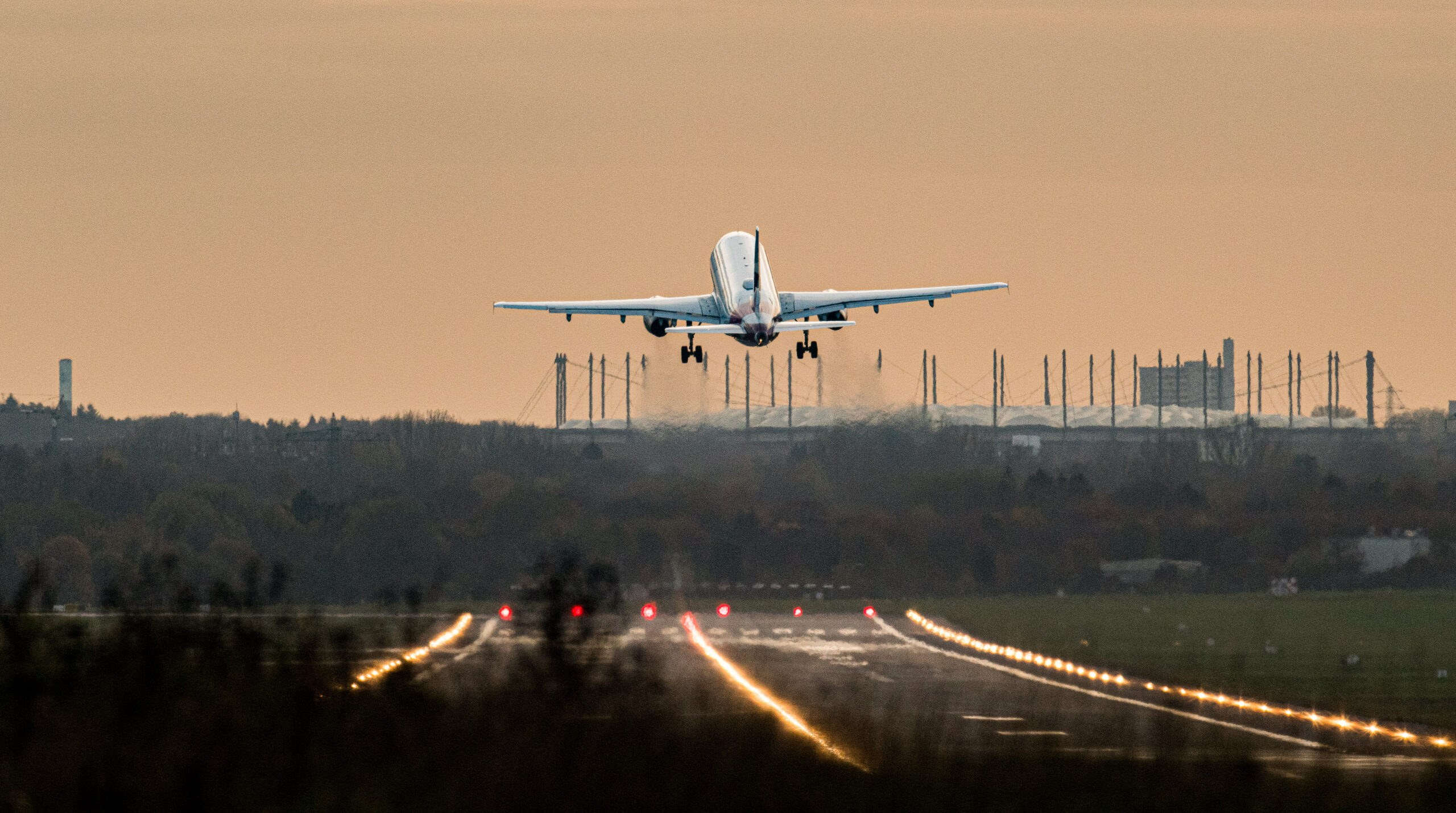 Ein Airbus von Eurowings startet vom Hamburg Airport. Im Hintergrund ist das Volksparkstadion zu sehen.