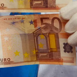 Mann geht auf Einkaufstour und bezahlt mit Falschgeld – Festnahme in Lüneburg
