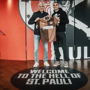 Sportchef Andreas Bornemann mit James Sands
