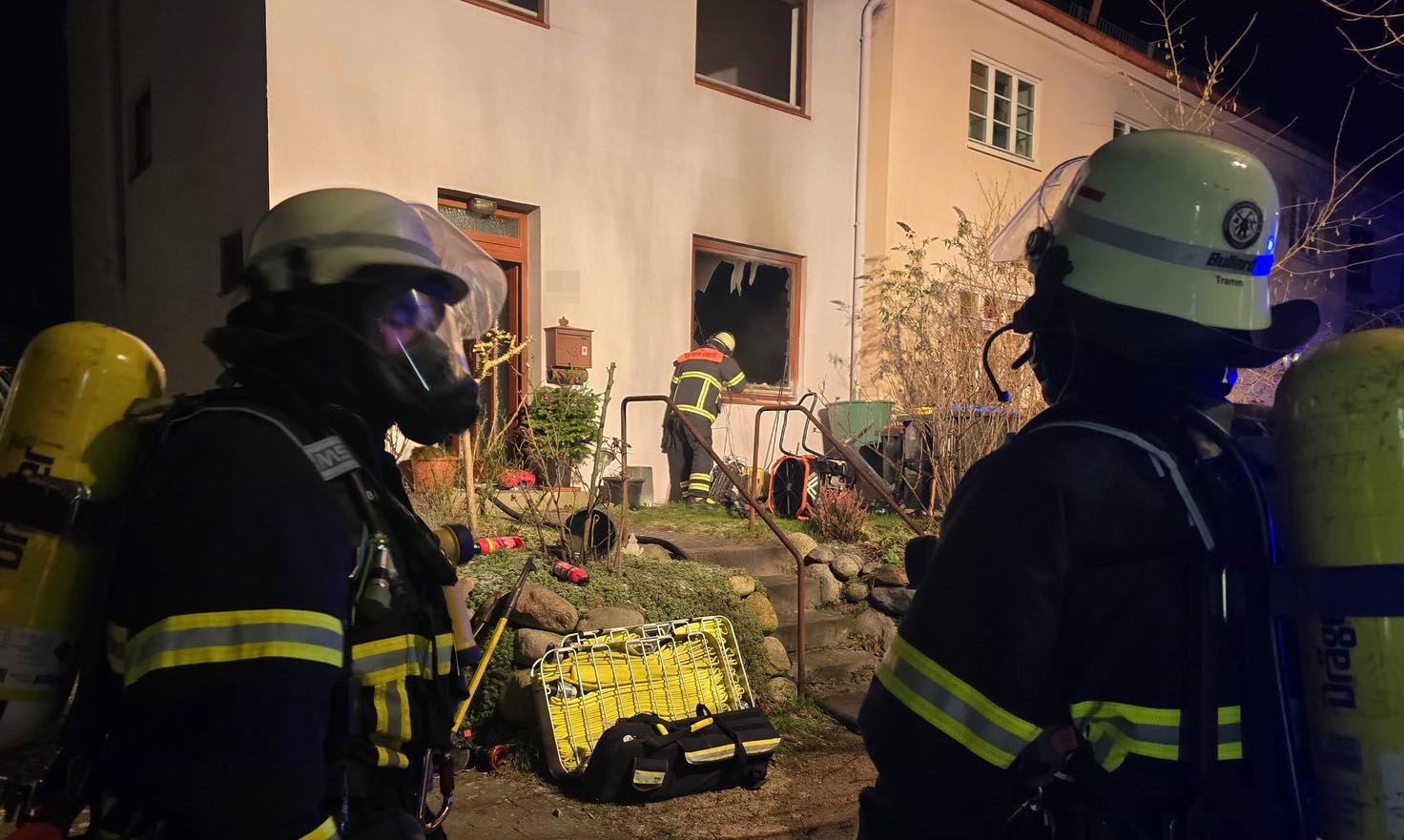 Ein älterer Mann erlitt bei dem Brand in Hamburg-Bahrenfeld schwere Verbrennungen und kam in eine Spezialklinik.