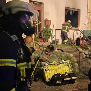 Ein älterer Mann erlitt bei dem Brand in Hamburg-Bahrenfeld schwere Verbrennungen und kam in eine Spezialklinik.