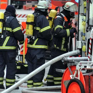 Feuer in Flüchtlingsunterkunft in Sülldorf – ein Bewohner verletzt in Klinik