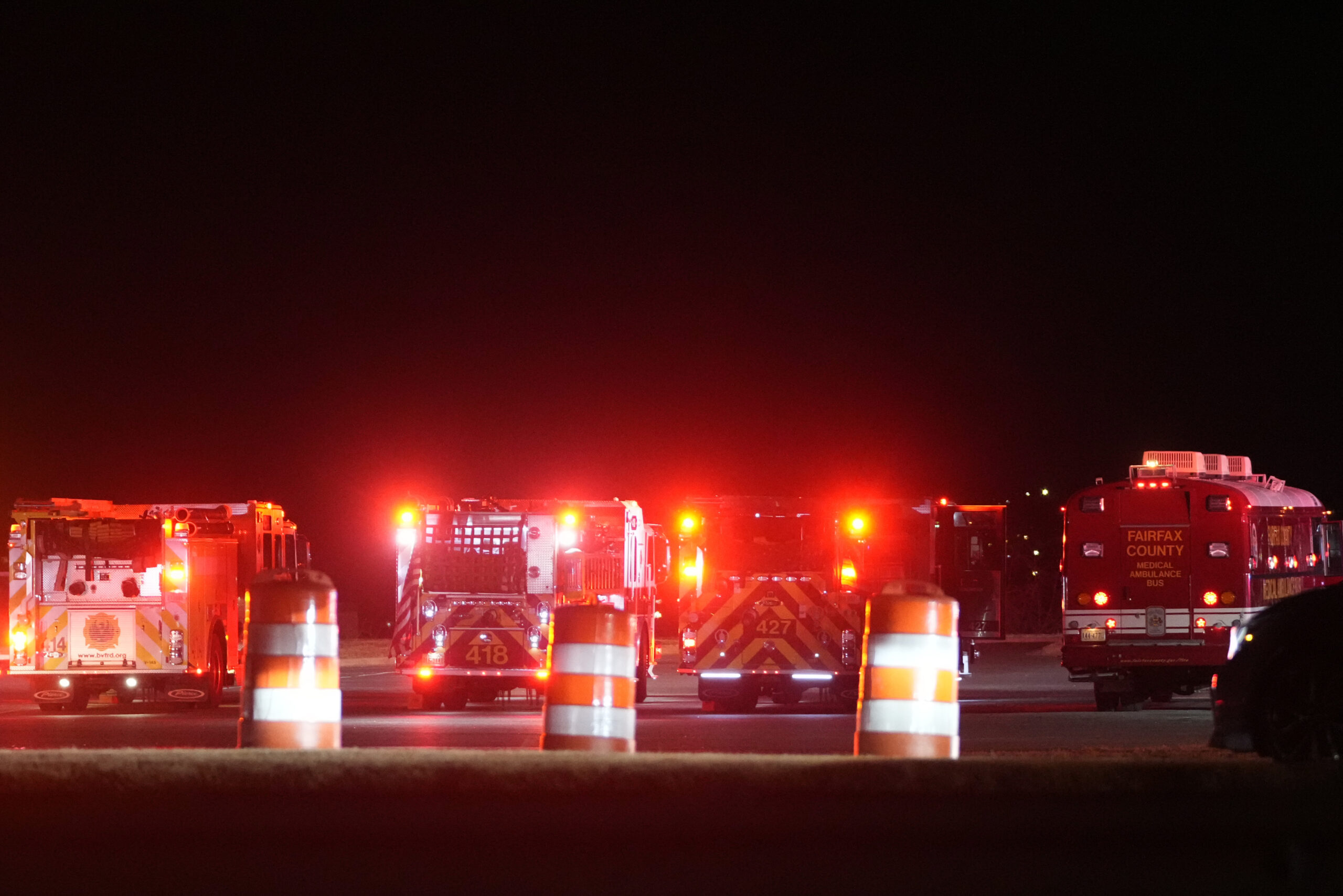 Rettungskräfte stehen nach dem Flugzeugabsturz am Ronald Reagan Washington National Airport bereit.