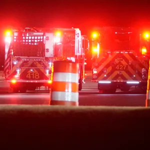 Rettungskräfte stehen nach dem Flugzeugabsturz am Ronald Reagan Washington National Airport bereit.