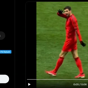 Leon Goretzka macht seinem 1:0 gegen Wolfsburg den „4-1-5er“-Gruß des Hamburger Busfahrers Michel Schwartz.