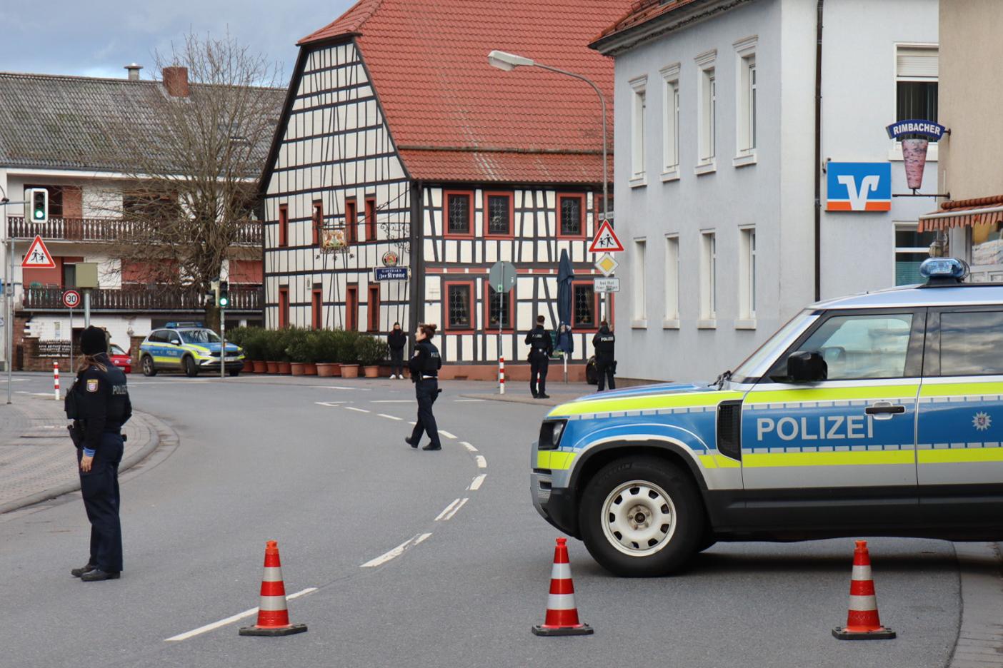 Großeinsatz von Polizei und Spezialeinsatzkräften vor einer Bankfiliale.