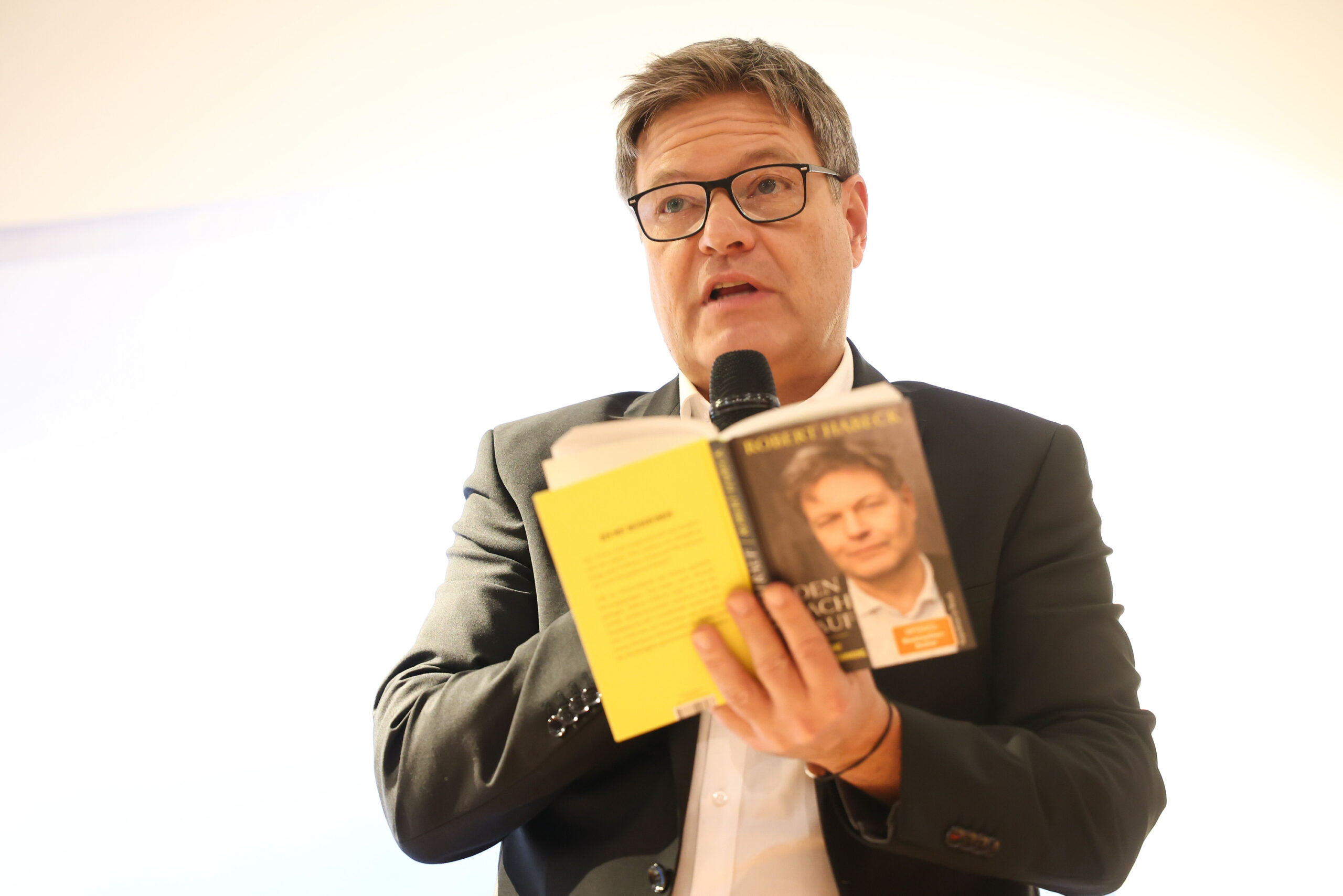 Robert Habeck hält sein neues Buch in der Hand.