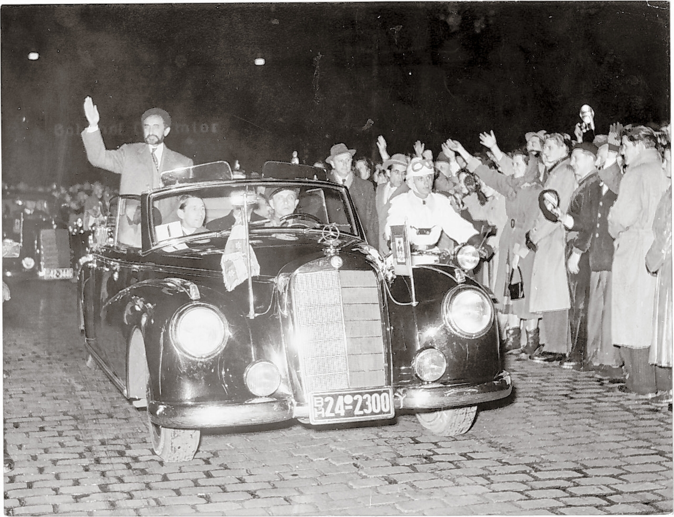 Die Hamburger jubeln, als Haile Selassie 1954 aus dem „Adenauer-Mercedes“ winkt.