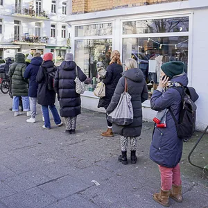 Am Montagmorgen warteten Kundinnen vor dem Concept-Store "Liv" im Eppendorfer Weg.