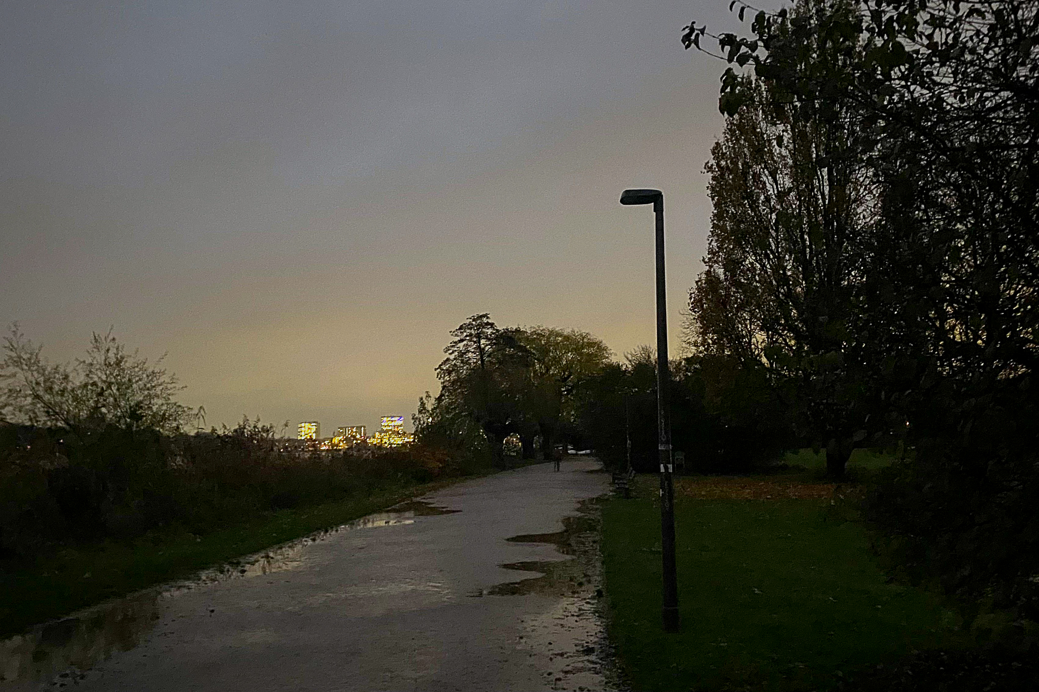 Viele Lampen an der westlichen Seite der Alster funktionieren nicht mehr.